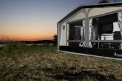 Isabella Ambassador 250 Carbon 9 Isabella Ambassador 250 Carbon -Buitentent Luifel Ambassador Dawn voorkant avond 1